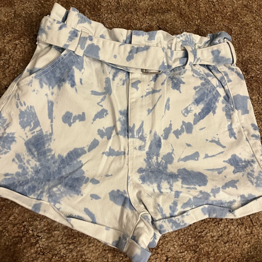 Cute white and blue jean shorts, size large!